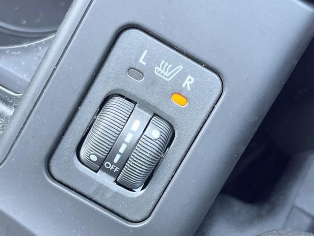 【シートヒーター】寒い日に重宝するシートヒーター！エアコンより早く温まってくれるので寒がりの人も安心ですね♪エアコンの温風は乾燥するから苦手、という方にもをおすすめです。