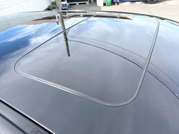 【サンルーフ】開放感たっぷりの希少装備、サンルーフが装着されています！車内に明かりを取り入れたり景色を楽しむ以外にも、車内の空気も簡単に換気できて快適です！
