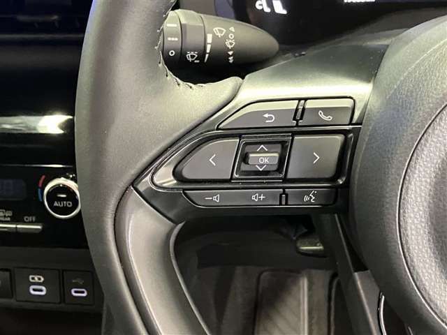 運転中、オーディオの操作をしてて、ハッとしたことはありませんか？ステアリングスイッチは、運転中でもハンドルでオーディオの操作が可能です。安全なドライブをサポートします。