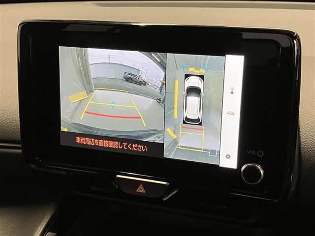 バックカメラの他に上から見下ろしたような画像が見れるアラウンド（全方位）モニター。前後左右を把握できる、すごい機能が装備されています！