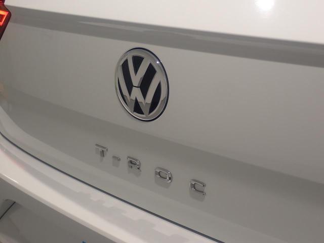 リアカメラがVWエンブレムに内蔵されています。ギアをリバースに入れると車両後方の映像が映しだされます。