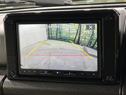 【バックカメラ】駐車時に後方がリアルタイム映像で確認できます。大型商業施設や立体駐車場での駐車時や、夜間のバック時に大活躍！運転スキルに関わらず、今や必須となった装備のひとつです！