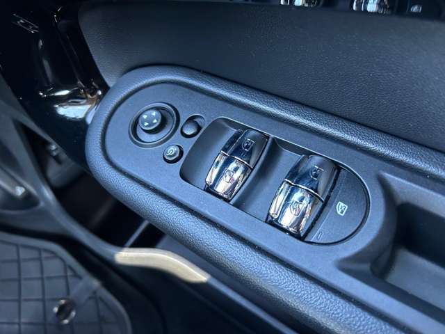 ご遠方の場合でも、下取り車両の金額を概算でお出しすることは可能でございます。車検証をお手元に、走行距離をご確認の上お問い合わせくださいませ。