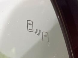 【ブラインドスポットモニター】走行中、ドアミラーの死角になりやすい箇所に後続車が接近するとサイドミラーのレンズに警告を表示！ドライバーに注意喚起をしてくれます。