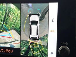 【パノラミックビューモニター】専用のカメラにより、上から見下ろしたような視点で360度クルマの周囲を確認することができます☆死角部分も確認しやすく、狭い場所での切り返しや駐車もスムーズに行えます。
