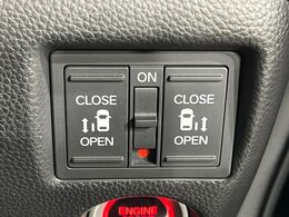 【両側パワースライドドア】スマートキーや運転席のスイッチで後席両側スライドドアの開閉が可能♪電動だから力を入れてドアを開ける必要が無く、小さなお子様でも簡単に開け閉めでき快適です♪