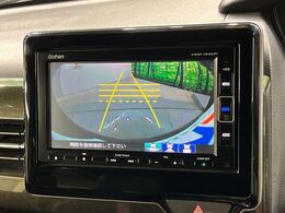 【バックカメラ】駐車時に後方がリアルタイム映像で確認できます。大型商業施設や立体駐車場での駐車時や、夜間のバック時に大活躍！運転スキルに関わらず、今や必須となった装備のひとつです！