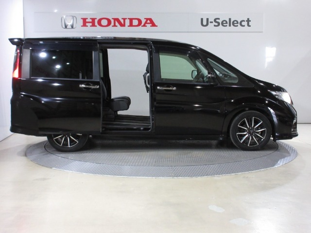 ハンドグリップ付両側電動パワースライドドアがついております。ご年配の方や小さいお子さんの乗り降りも楽々ですね。万が一ドアに手を挟んでしまっても、挟み込み防止機構が付いていて安心です！