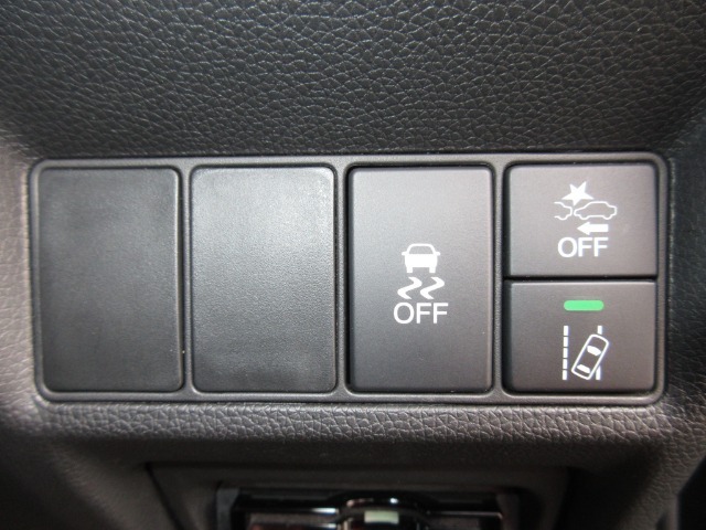 レーザーを照射しカメラで前走車等を検知し衝突の回避・軽減を図るホンダセンシングとVSA（車両挙動安定化制御システム）走る・曲がる・止まるの全領域で安定性を確保するためのシステム装備。安心ですね！