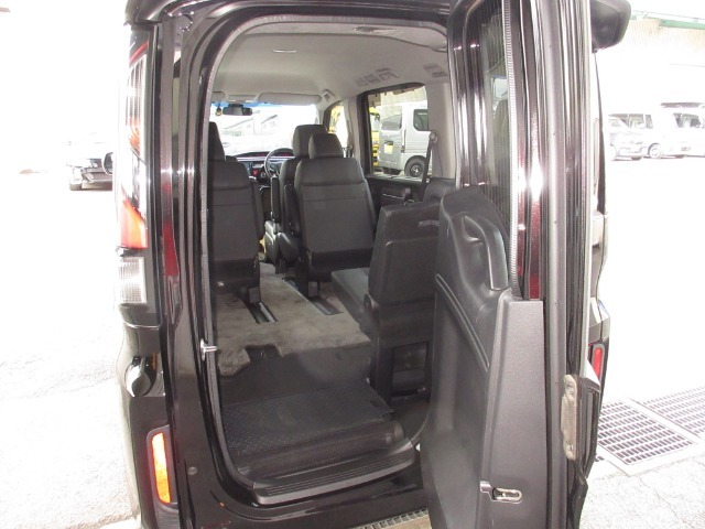 テールゲートが入口になることで、3列目へのアクセスが驚くほど簡単に。空間全体がさらに活用できるようになりました。お子さまや年配の方も乗りこみやすい低いステップ高、乗り降りするほど実感できる便利さです。