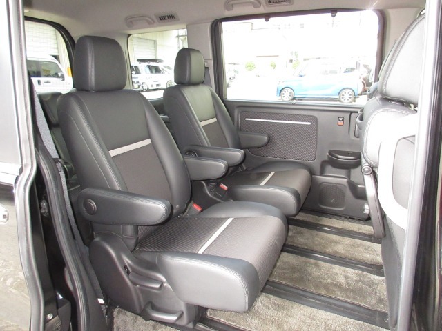 小さなお子さまや年配の方も乗りこみやすい低いステップ高。軽い力で開くパワースライドドアともあいまって、毎日乗り降りするほど実感できる便利さです。