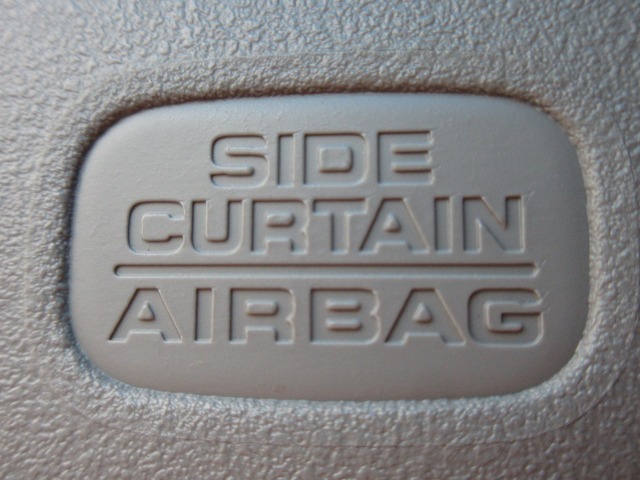 サイドカーテンエアバックシステムは、側面衝突時に大人から子供までさまざまな体格の乗員の頭部や頚部を広範囲で保護。特にセンターピラーへの頭部衝突を防ぐ展開性能を実現しています。