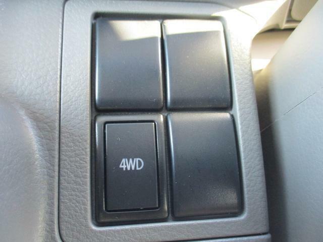 切替式4WD車で走行中もボタンひとつで切り替えることができます