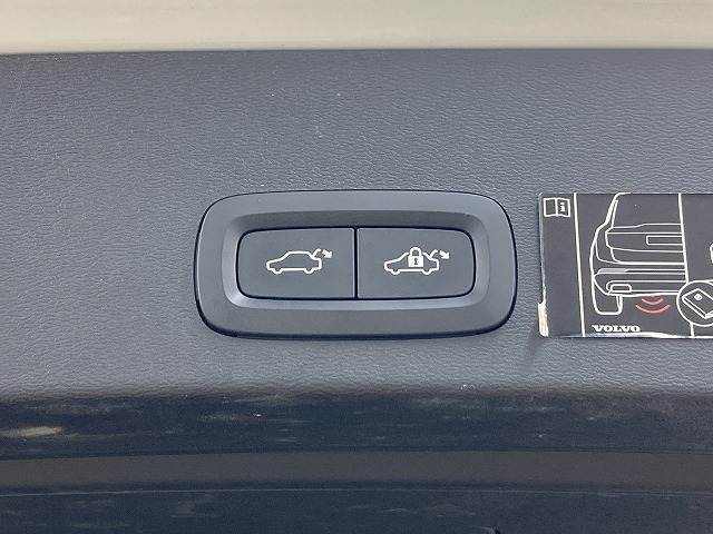 【電動リアゲート】ボタンひとつで大きなゲートも簡単に開閉可能です。高級車ならではの装備は嬉しいですね。