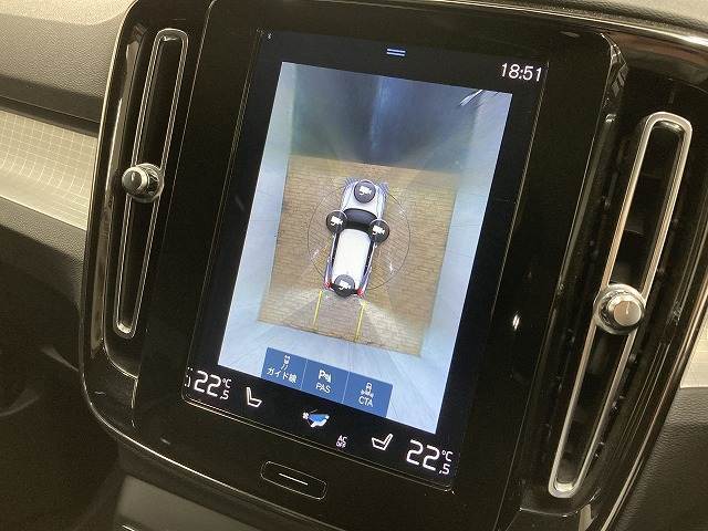 【360°ビューモニター】を装備しております。全周囲カメラで危険察知。狭い駐車場でも安心して駐車できますね。