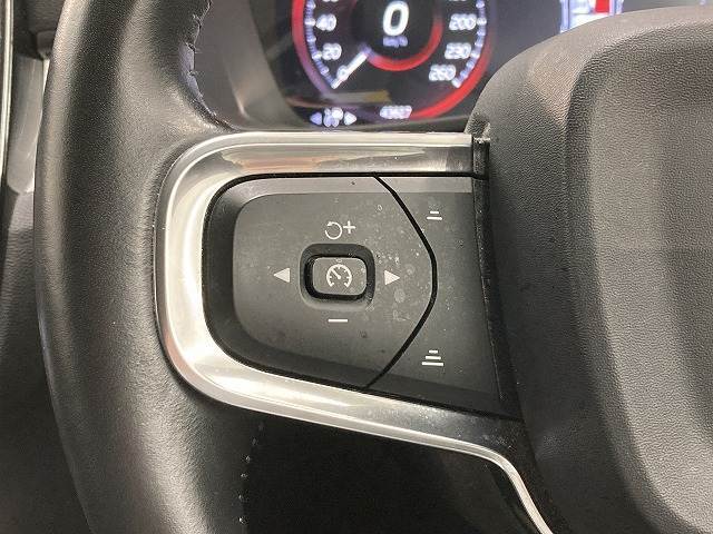 【レーダークルーズコントロール】装備車両です。レーダーやカメラを使って前を走るクルマの状況を検知して速度を調整してくれます。遠距離ドライブの高速道路などでは大活躍で疲労軽減に役立ちます。