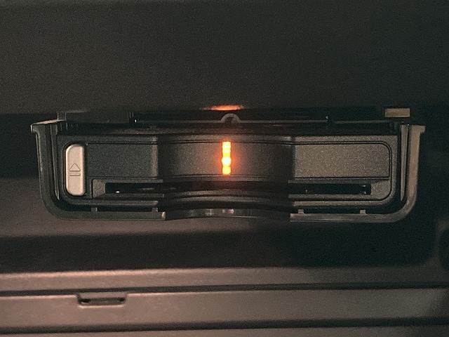 【ETC車載器】を装備しておりますので、ご納車直後からの遠距離ドライブも可能です。土日の利用料金の割引や、朝夕の通行料金を割引料金で高速道路をお楽しみいただけます。