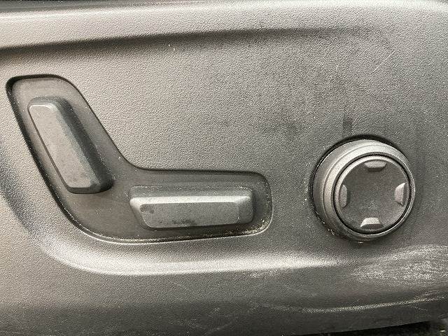 【電動リクライニング】は細やかな調整ができ、体格を問わずベストポジションがとれ長距離ドライブも快適です。