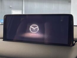【10.25インチマツダコネクト】車内の雰囲気にマッチした大型ディスプレイ。スマホ接続でのナビ使用やBluetooth再生等、様々な機能が楽しめます。直感的なダイヤル操作が可能で、使い勝手も良好です。