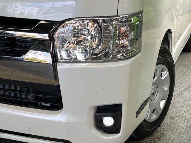 【LEDヘッドライト】悪天候や夜間走行時も良好な視界を確保し安心して運転できる高輝度LEDヘッドライトを装備！点灯速度が早く、消費電力も抑えられています。