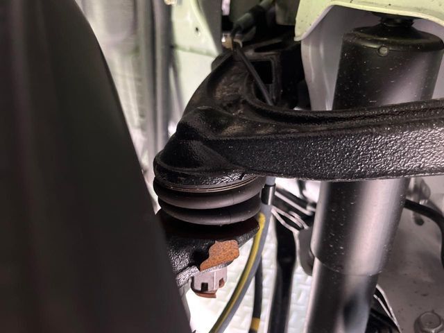 お車を安心してお乗りいただく為には、足回りの定期点検が欠かせません。サービスサポート（有償保証）では無料点検もご提供しており、安心のカーライフをお過ごしいただけるサポート体制が整っています。
