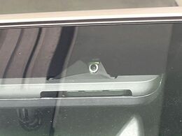 【プリクラッシュセーフティ】前方の車両等を検知し、衝突しそうな時は警報で注意を促し、ブレーキを踏む力をサポート。ブレーキを踏めなかった場合は衝突被害軽減ブレーキが作動、衝突回避をサポートします。