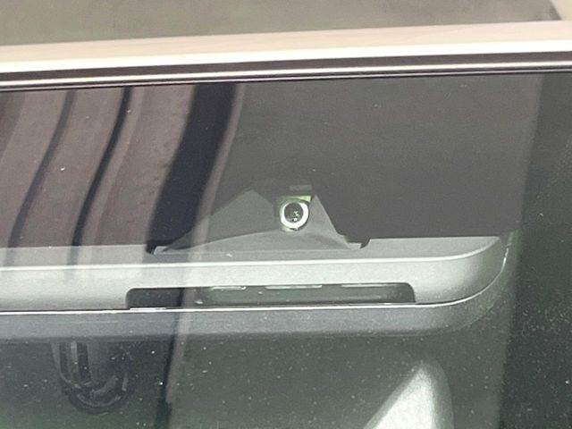 【プリクラッシュセーフティ】前方の車両等を検知し、衝突しそうな時は警報で注意を促し、ブレーキを踏む力をサポート。ブレーキを踏めなかった場合は衝突被害軽減ブレーキが作動、衝突回避をサポートします。