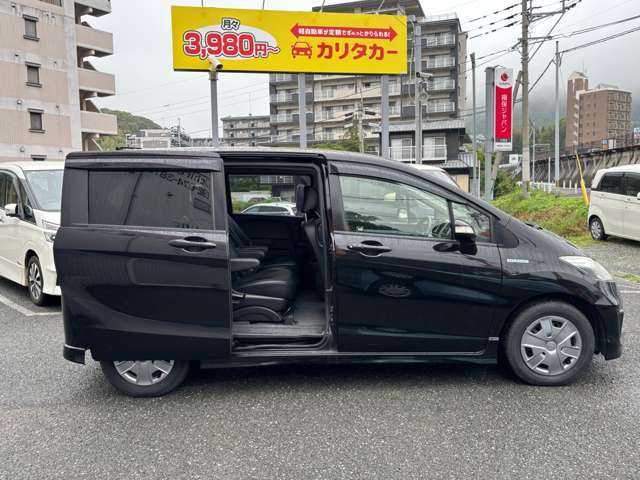 お客様が気持ち良くお車をお乗りできるように、外装、内装、エンジンルームまで徹底的に磨き上げてご納車！磨き専門のスタッフが隅々までお車を清掃してお渡し致します！！