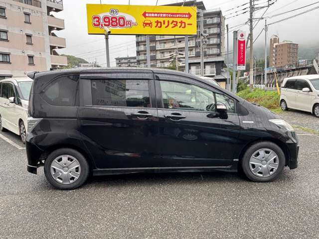 お客様が気持ち良くお車をお乗りできるように、外装、内装、エンジンルームまで徹底的に磨き上げてご納車！磨き専門のスタッフが隅々までお車を清掃してお渡し致します！！