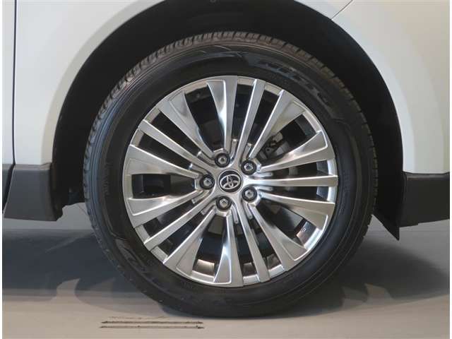 純正のアルミホイール装着車です。タイヤサイズは225/55R19です。