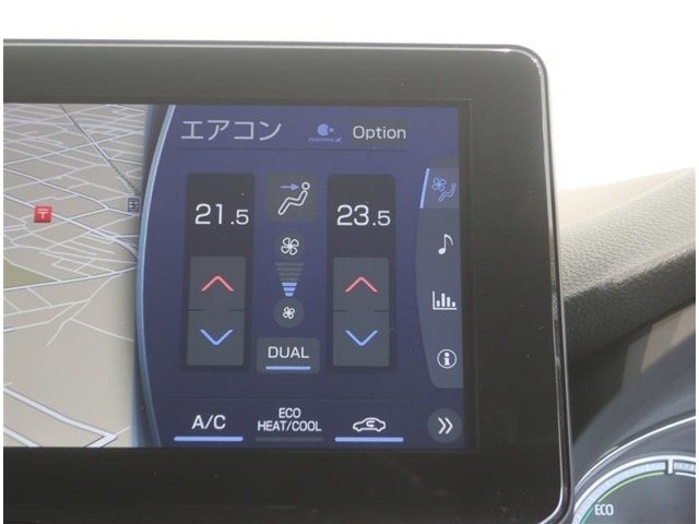 左右独立温度コントロールフルオートエアコンです。運転席、助手席それぞれで独立して温度設定ができます。冷え性の方が乗っても安心ですね♪