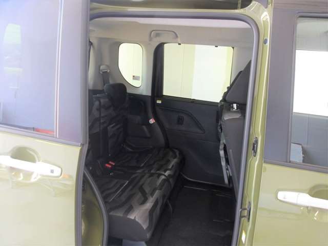 ゆとりある広々とした車内空間は、ドライブを始め買い物やレジャーなど、幅広く活躍します。一人でもみんなとでもお出かけを楽しみましょう！