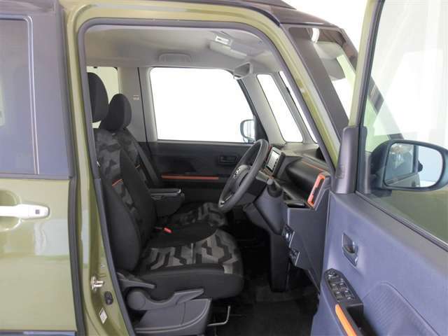 高いホールド性で運転姿勢が安定します。長距離ドライブでも疲れにくいのが魅力です。快適なドライビングライフをお送りください♪