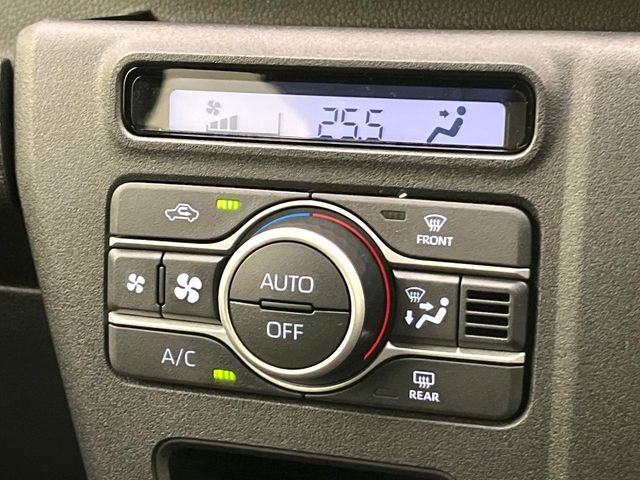 【オートエアコン】一度お好みの温度に設定すれば、車内の温度を検知し風量や温度を自動で調整。暑い…寒い…と何度もスイッチ操作をする必要はありません。快適な車内空間には必須の機能ですね♪