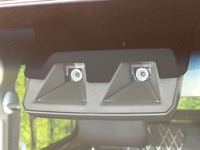 【スマートアシスト】走行中に前方の車両等を認識し、衝突しそうな時は警報とブレーキで衝突回避と被害軽減をアシスト。より安全にドライブをお楽しみいただけます。