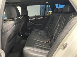 都心のホテルのような趣向を凝らしたインテリアの中で、お客様にリラックスしてクルマ選びを楽しんでいただけるような空間を目指してまいります。