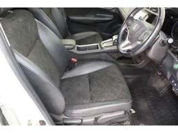 ゆったりとした運転席、助手席です。運転席はシートハイトアジャスター付きで高さ調整が出来るので、いろんな人のドライブポジションに合います。