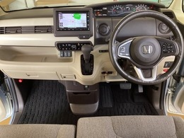 車内はチタニア抗菌防臭施工済です。スタイリッシュなデザインで暖かみのあるインパネ周りを演出します。グローブボックスやカップホルダーのほかにトレーなどたくさんの収納スペースが装備されています。