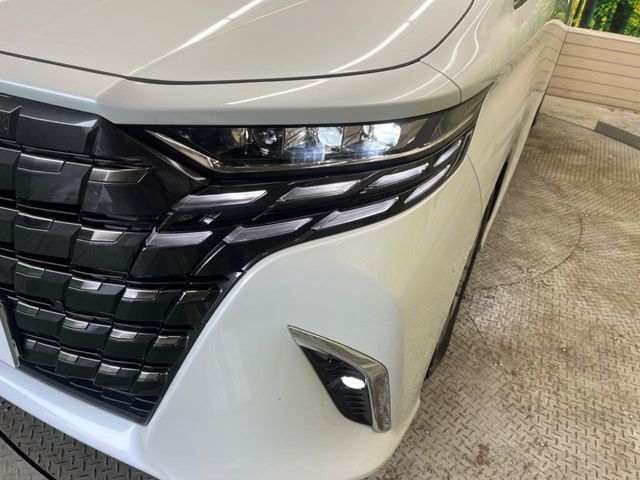 【LEDヘッドライト】悪天候や夜間走行時も良好な視界を確保し安心して運転できる高輝度LEDヘッドライトを装備！点灯速度が早く、消費電力も抑えられています。