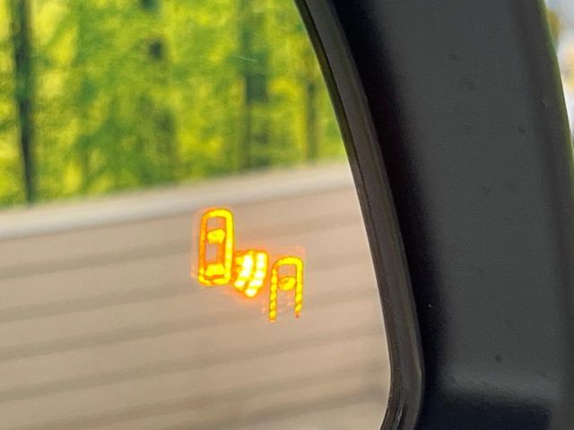 【ブラインドスポットモニター】走行中、ドアミラーの死角になりやすい箇所に後続車が接近するとサイドミラーのレンズに警告を表示！ドライバーに注意喚起をしてくれます。