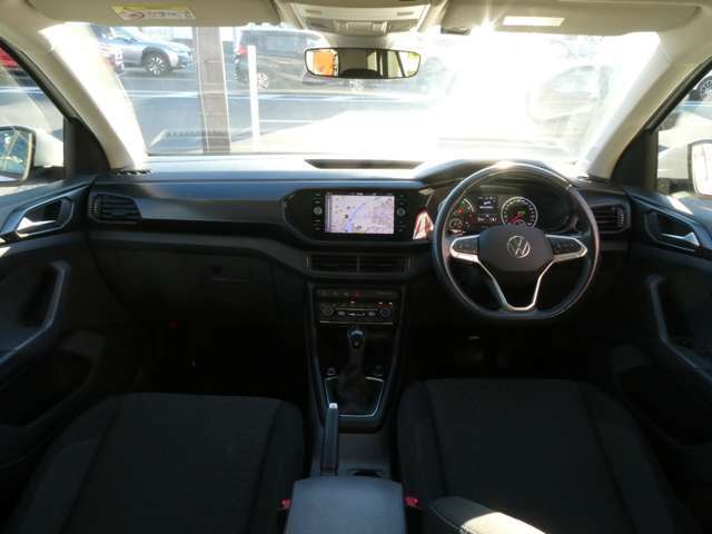 進化されたインパネ周りは、スタイリッシュかつ操作性や視認性にも優れ、飽きのこないデザインになっております！