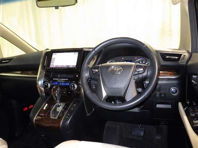 運転の際、常に目にする部分だけにシックで飽きのこないデザインが良いですね。