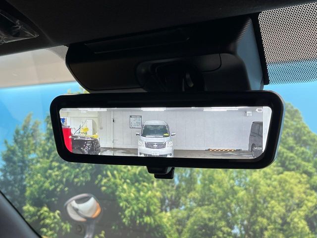 【デジタルインナーミラー】後席の大きな荷物や同乗者で後方が確認しづらい時でも安心！カメラが撮影した車両後方の映像をルームミラー内に表示。クリアな視界で状況の確認が可能です！