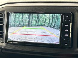 【バックカメラ】駐車時に後方がリアルタイム映像で確認できます。大型商業施設や立体駐車場での駐車時や、夜間のバック時に大活躍！運転スキルに関わらず、今や必須となった装備のひとつです！