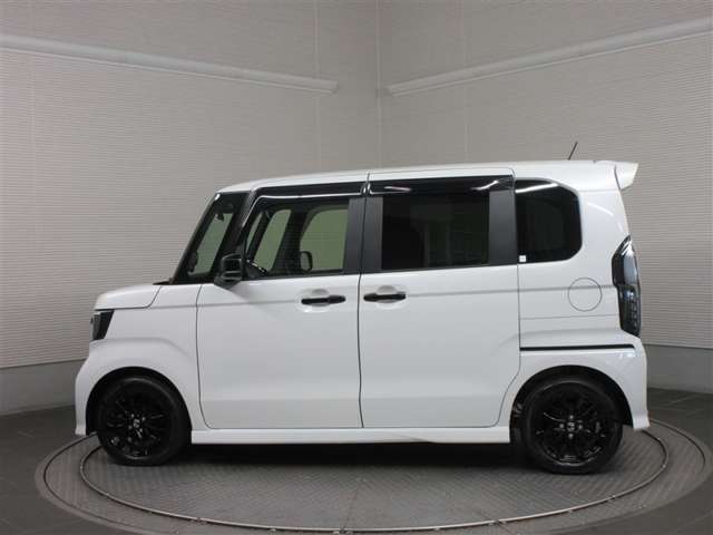 中古車ならトヨタのU-Car。1年間走行距離無制限のトヨタロングラン保証がついて安心です。　※ボディカラー及び内装色は、画像の色と実際の色が異なって見える場合がございます。