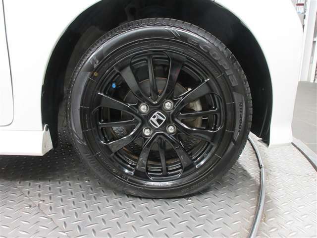 スタイリッシュなデザインのホイール。