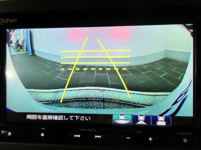 バックモニターで、駐車時に見えにくい後方をしっかり確認できます。