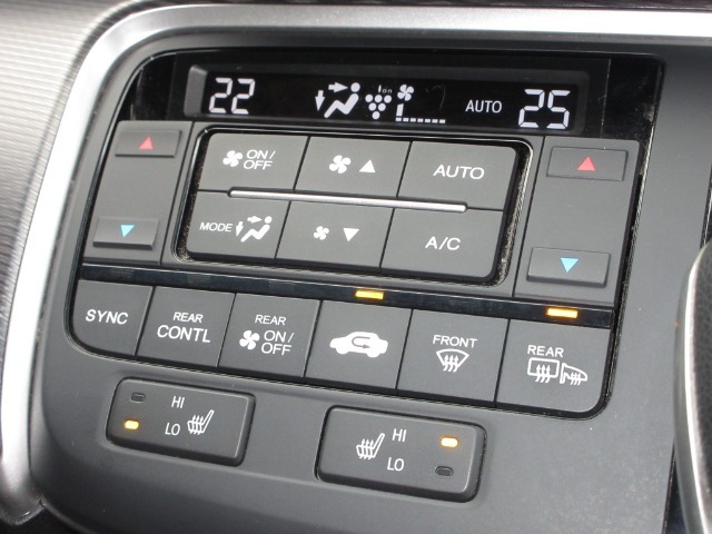 エアコンはオートエアコンでお好みの温度調整が出来、オールシーズン快適にドライブできます！フロントシートの座面に2段階調節のシートヒーターを内蔵。身体を直接温めることができます。