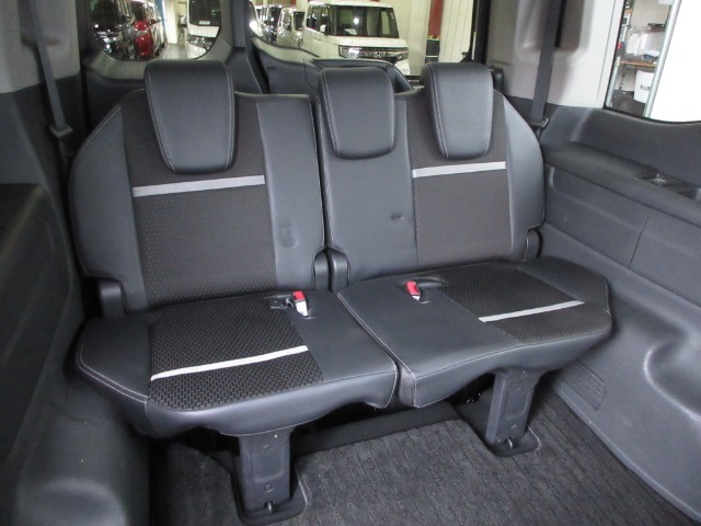 1列目と3列目でもラクに会話ができるよう静かさに配慮。空間全体で一体感を生むため、シートの質感や3列目シートからの視界の良さにこだわった空間を作りました。