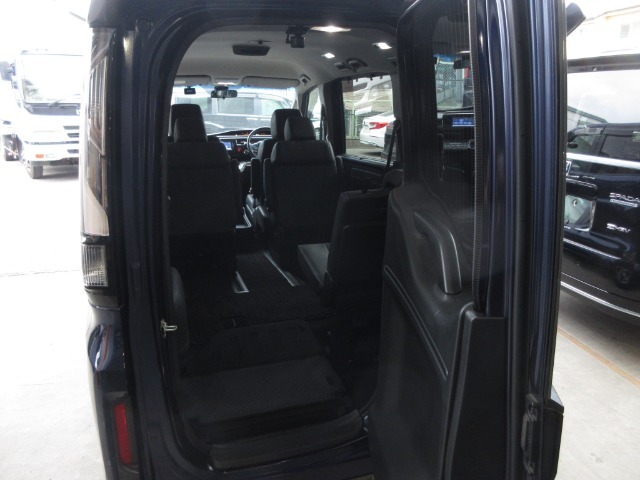 テールゲートが入口になることで、3列目へのアクセスが驚くほど簡単に。空間全体がさらに活用できるようになりました。お子さまや年配の方も乗りこみやすい低いステップ高、乗り降りするほど実感できる便利さです。